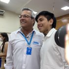 El joven posó junto al precandidato a la alcaldía de Guayaquil Jimmy Jairala en la firma de las candidaturas ante el CNE