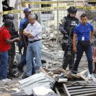 El ministro del Interior, Patricio Carrillo, recorrió ayer la zona cero del atentado con bomba que mató a cinco personas, hirió a una veintena de vecinos y que dañó varias viviendas, en el sector Cristo del Consuelo, en el sur de Guayaquil.