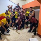 Parte del cuerpo técnico y jugadores de Barcelona luego del último cotejo.