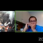 El asambleísta Troya habla por teléfono en medio de la votación del informe de juicio político a la Judicatura.