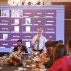 El secretario de Comunicación, Leonardo Laso (con el micrófono), junto con el secretario Pozo.