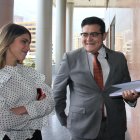 Entrega. Jhossueth Almeida, subsecretario de Asuntos Regulatorios de la Presidencia (d), entregó el veto en la Asamblea.