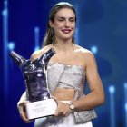 Alexia Putellas reacciona tras recibir el premio a la mejor jugadora de Europa durante el sorteo de la fase de grupos de la UEFA Champions League 2022/23.