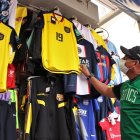 Aficionado nacional aprovecha el ‘remate’ de la antigua camiseta de la Tri en la Bahía.