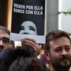 Un momento de la concentración en repulsa por el atentado a la vicepresidenta de Argentina, Cristina Fernández, este viernes frente a la embajada Argentina, en Madrid.