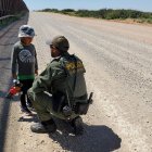 Un agente de la patrulla fronteriza de Estados Unidos encontró al menor deambulando solo en el desierto.