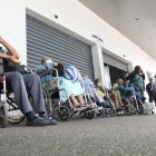 Situación. Un grupo de pacientes renales espera afuera de la sala de diálisis del Teodoro Maldonado