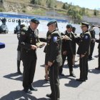 Acto. El comandante de la Policía, Fausto Salinas, condecoró a uno de los heridos durante actuaciones policiales.