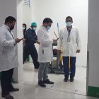 El Dr. Francisco Pérez (centro), nuevo gerente general del Hospital Teodoro Maldonado Carbo, del IESS durante un recorrido por la institución.