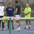 Raúl Viver (i) supervisa el trabajo de los seleccionados en Salinas.