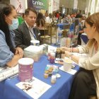 Medicina. Momentos en que exportadores ecuatorianos explican las bondades de los productos elaborados con cannabis.