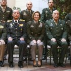 La jefa del Comando Sur de los Estados Unidos, Laura Richardson (c), posa para una sesión de fotos junto a oficiales Generales de varios países de América, durante la Conferencia Sudamericana de Defensa "SouthDec 2022".