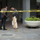 Personal policial recabando indicios en el lugar de los hechos.