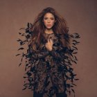 Shakira en un mono largo de encaje y plumas de Fernando Claro y botas mosqueteras de Elisabetta Franchi.