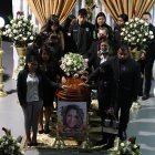 Familiares y amigos asisten al velorio de la abogada María Belén Bernal, en el Teatro Universitario en Quito (Ecuador).