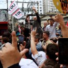 El expresidente de Brasil y actual candidato a la Presidencia, Luiz Inácio Lula da Silva, saluda a sus simpatizantes durante un recorrido