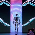 Elon Musk presenta a Optimus un robot con aspecto humanoide