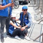 Asistencia. Billy Navarrete, presidente del Comité de Derechos Humanos asiste a Valeska Chiriboga, otra comisionada que fue gaseada en la boca, cuando asistía al familiar de una PPL.