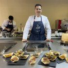 l chef ecuatoriano Andrés Granda, coordinador general en la Escuela de Los Chefs en su sede de Quito, presenta sus elaboraciones basadas en el banano ecuatoriano este viernes en una clase maestra celebrada en Madrid.