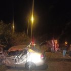 El auto liviano resultó con más afectaciones, el camión quedó volcado en medio de la vía.