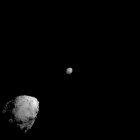 Imagen cedida por la NASA donde se muestra el asteroide Didymos (izq.) y su luna, Dimorphos (dcha.), unos 2,5 minutos antes del impacto de la nave espacial DART