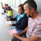 Compras. Los familiares Rivera muestran los papeles que detallan las medicinas que los internos del hospital ordenan comprar para asistir así a sus parientes que necesitan atención.