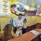 De trabajo. Rabito hace gala de su uniforme detrás del mostrador de atención al cliente en la agencia de la cooperativa de transporte.