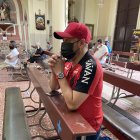 Altair Siqueira, hincha del Paranaense, reza en iglesia San Francisco.