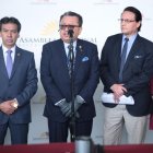 El asambleísta Ricardo Vanegas (c) impulsa el juicio político en contra de al exministra de Salud, Ximen Garzón, y solicitó a la Fiscalía que abra la investigación por peculado.