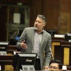 El legislador señala que si la directiva del partido lo cree un "militante inútil", se separará de la bancada.