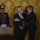 Fernando Santos Alvite en la posesión junto a Guillermo Lasso.