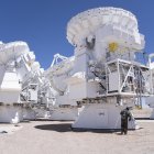 Fotografía del 28 de octubre de 2022, que muestra las antenas del telescopio ALMA en las inmediaciones del observatorio, a más de 5000 metros sobre el nivel del mar, en San Pedro de Atacama, (Chile)