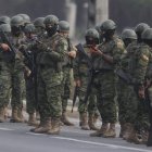 Equipo militar apostado en las afueras de la antigua Penitenciaría del Litoral.