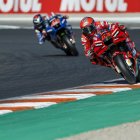 El piloto de Moto GP, Francesco Bagnaia (d) y Alex Rins, rodando en el circuito Ricardo Tormo de Cheste (Valencia).
