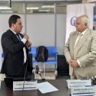 El comisionado, Carlos Amaya (i), posesionando a Pedro Bhrunis (d) como presidente de la mesa.