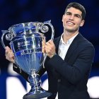 Turin (Italy), 16/11/2022.- Carlos Alcaraz of Spain receives the trophy for finishing the ATP"s year ranking on first place, during the ATP Finals 2022 in Turin, Italy, 16 November 2022. Alcaraz in September 2022 become the youngest world number one in the ATP singles ranking"s history. (Tenis, Italia, España) EFE/EPA/Alessandro Di Marco