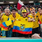 Ecuatorianos en Qatar alentando a Ecuador.