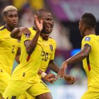 Enner Valencia (c), delantero de la selección ecuatoriana, celebra uno de sus dos goles ante Qatar.