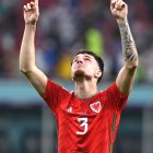 Doha (Qatar), 21/11/2022.- Neco Williams of Wales celebrates after the FIFA World Cup 2022 group B soccer match between the USA and Wales at Ahmad bin Ali Stadium in Doha, Qatar, 21 November 2022. The match ended 1-1. (Mundial de Fútbol, Estados Unidos, Catar) EFE/EPA/Neil Hall
