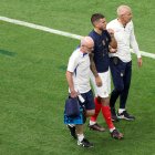 Al Wakrah (Qatar), 22/11/2022.- Lucas Hernandez of France walks off injured during the FIFA World Cup 2022 group D soccer match between France and Australia at Al Janoub Stadium in Al Wakrah.