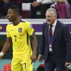 Gustavo Alfaro (d), entrenador de la selección ecuatoriana, blinda a sus jugadores.