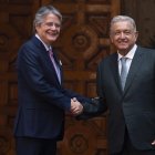 El presidente de México, Andrés Manuel López Obrador (d), posa junto al presidente   (México). El presidente de México, Andrés Manuel López Obrador, y su homólogo de Ecuador, Guillermo Lasso, arrancaron este jueves su reunión oficial en Ciudad de México que tiene como objetivo cerrar las negociaciones de un acuerdo comercial entre ambos países. EFE/ Mario Guzmán