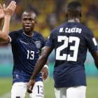 Enner Valencia, delantero tricolor, es felicitado tras marcar el gol del empate ante Países Bajos.