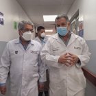 El ministro de Salud, José Ruales (i), y el exgerente del Teófilo Dávila, Daniel Calle, en un recorrido por el hopsital en julio de 2022.