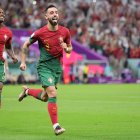Bruno Fernandes (d) de Portugal celebra después de anotar el 2-0 durante el partido.