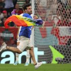 Mario Ferri, el aficionado que saltó al terreno de juego durante el Portugal-Uruguay con una bandera multicolor en la mano con la inscripción "Paz", ha sido liberado y sin consecuencias legales.
