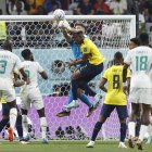 GR2041. DOHA (CATAR), 29/11/2022.-Hernán Galíndez, arquero de Ecuador, rechaza un embate sobre la portería tricolor