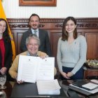 El presidente Guillermo Lasso anunció la firma del decreto acompañado de algunos de sus asesores.