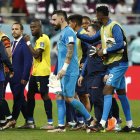 Los jugadores de la selección nacional dejaron desolados el campo tras la eliminación.
