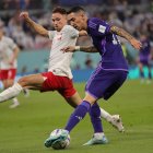 Doha (Qatar), 30/11/2022.- Matty Cash (L) of Poland in action against Angel Di Maria of Argentina during the FIFA World Cup 2022 group C soccer match between Poland and Argentina at Stadium 947 in Doha, Qatar, 30 November 2022. (Mundial de Fútbol, Polonia, Catar) EFE/EPA/Friedemann Vogel
